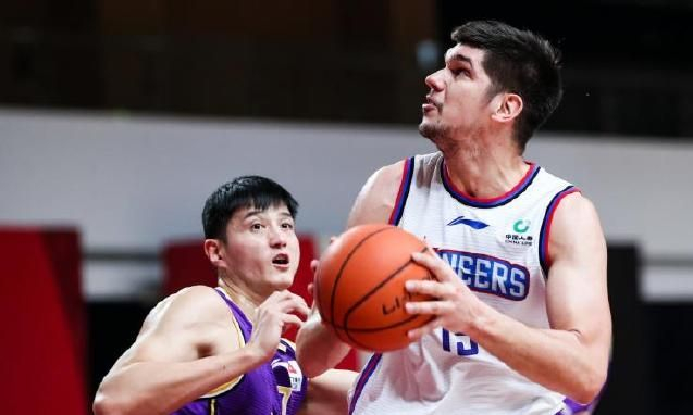 国际比赛日上海海港调整名单集结日山东男篮备战西甲，媒体一致点评：今晨瓦伦西亚更衣室发声